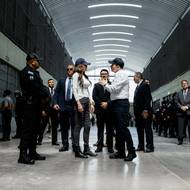 Cesta ministryně naznačuje, že americký prezident Donald Trump nehodlá ustoupit od své imigrační politiky, byť americký odvolací soud potvrdil zablokování deportací venezuelských přistěhovalců, které Trumpova administrativa prováděla na základě málo používaného zákona z 18. století.