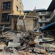  Cestování je v zemi obtížné a nebezpečné, což ještě komplikuje záchranné práce. (Mandalaj, 28. března.)