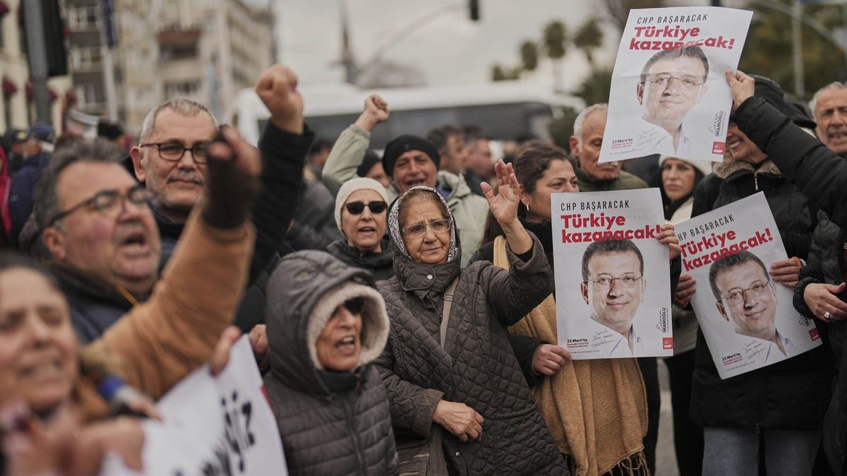 Turci zadrželi 37 lidí za příspěvky na síti X k zatčení starosty Istanbulu