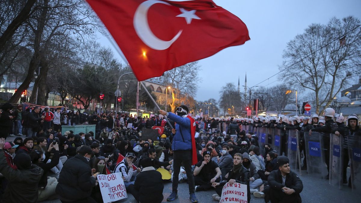 Demonstranti bojují za poslední zbytky demokracie, říká zpravodaj z Turecka