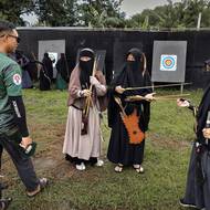 Dívky trénuji střelbu lukem ve sportovním klubu v Klatenu asi dvě hodiny jízdy od Tembora. Sport byl stejně jako jízda na koni oblíbenou kratochvílí Proroka Mohameda, a proto je populární i mezi muslimy.