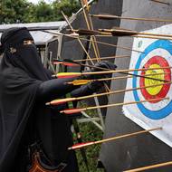 Na Jávě jsem potkal mnoho nezávislých a vzdělaných žen, které se rozhodly zahalovat z vlastní vůle podobně jako lučištnice v Klatenu. Věří, že se dostanou blíže k Alláhovi, když budou žít dle pravidel sunny. Pochvalují si, že díky nikábu lehce uniknou nežádoucí pozornosti mužů. Boří představy, že žena v nikábu musí být buď teroristka nebo ušlápnutá chudinka, které odívání nařídil despotický manžel nebo otec.