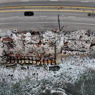 Vyšetřování, proč požáry vznikly, stále pokračuje. (Pohled na trosky spálených domů, 20. března v Los Angeles.)