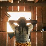 Kategorie Příběh roku: Santiago Mesa.

Emberá Dobida jsou kočovní domorodí obyvatelé Kolumbie, kteří v minulosti žili v okolí řeky Bojayá. 

(Liria Cheito se 7. dubna 2023 pokusila o sebevraždu pomocí parumy (tradičního oděvu komunity) poté, co ji týral manžel. Puerto Antioquia, Chocó, Kolumbie, 20. června 2024.)