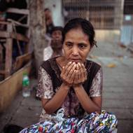 Poničeno bylo i mandalajské letiště, zatímco letiště v hlavním městě Neipyijto přišlo o řídicí věž. Všechny komerční lety do obou měst byly zastaveny. (Mandalaj, 31. března)