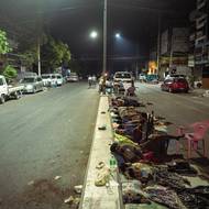 Mnozí z 1,5 milionu obyvatel Mandalaje spí v ulicích. (31. března)