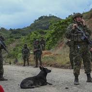 „Máme strach, strach, jsme zoufalí, bez naděje a smutní. To cítíme ve svých srdcích,“ řekl agentuře AFP 67letý muž, který si ze strachu z odvety přál zůstat v anonymitě. 

(Kolumbijští vojáci čekající na propuštěné kolegy, 8. března 2025).