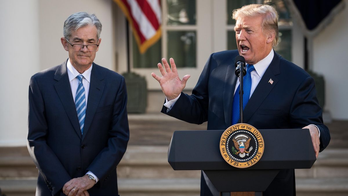 Fed razantně snížil výhled růstu ekonomiky USA a čeká vyšší inflaci
