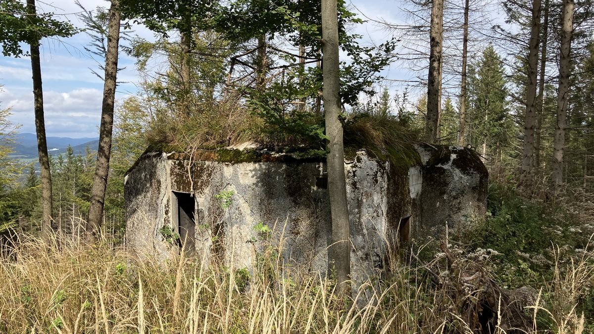 Bunkr s výhledem na Jeseníky za 1,5 minimální mzdy. Stát nabízí „řopíky“