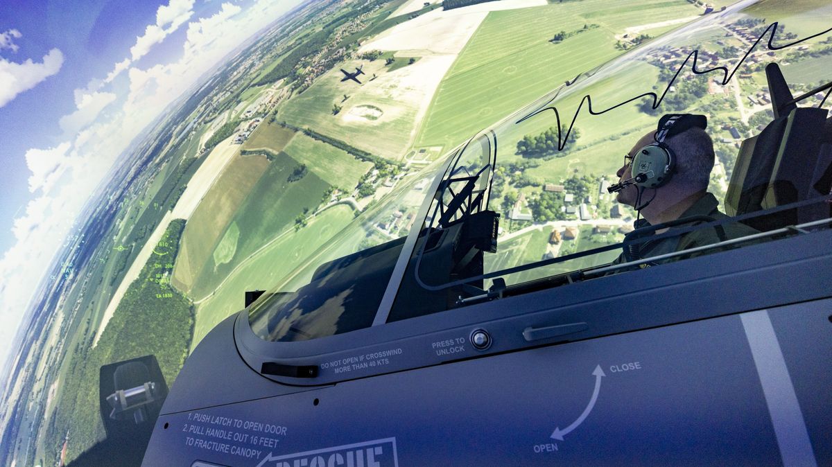 Fotky: Pardubice zahajují v novém centru výcvik pilotů na simulátoru L-39 Skyfox