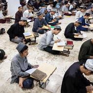 Internátní škola Al-Fatah je od 80. let minulého století propojena s hnutím Jamaah Tabligh, což je islámské misijní hnutí založené před více než sto lety v Indii. Jeho cílem je obnova víry mezi muslimy prostřednictvím kázání, duchovní disciplíny a návratu k původním islámským praktikám.