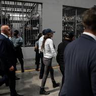 Noemová zveřejnila na sociálních sítích video natočené v salvadorské věznici. Děkuje této zemi a jejímu prezidentovi za to, že „sem přivezli naše teroristy a uvěznili je“.