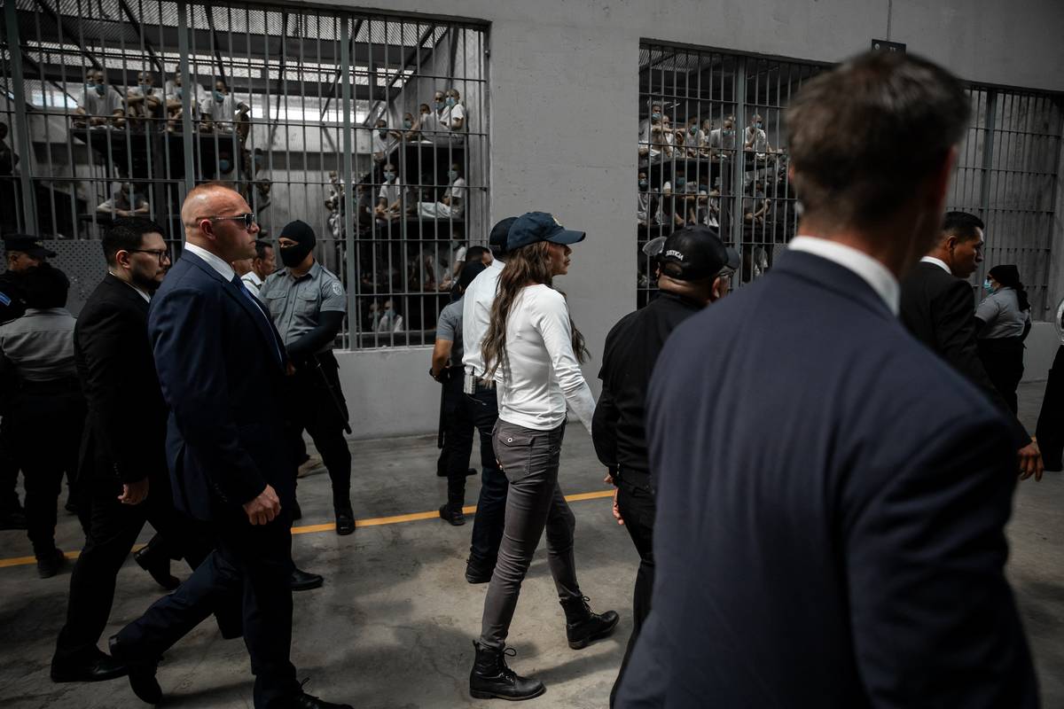 Noemová zveřejnila na sociálních sítích video natočené v salvadorské věznici. Děkuje této zemi a jejímu prezidentovi za to, že „sem přivezli naše teroristy a uvěznili je“.