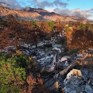 Upustit by se naopak mohlo od výstavby rodinných domů v kopcích okolo města, což je oblast náchylnější k lesním požárům. Z některých bloků by se daly vytvořit nárazníkové zóny, kde nejsou povoleny žádné budovy. (Altadena, 11. března)