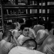 Dočasné opatření, jehož cílem bylo omezit násilí gangů zodpovědných za vysokou míru vražd v Salvadoru, bylo od března 2025 35krát obnoveno. Tím se Salvador proměnil v zemi, kde je masové věznění normou. 

(Skupina zatčených čeká na vstup do věznice Ilopango. Mnozí z nich stráví za mřížemi více než rok bez řádného soudu. Soudní procesy probíhají ve skupinách, nikoliv případ od případu. San Salvador, 27. září 2022.)