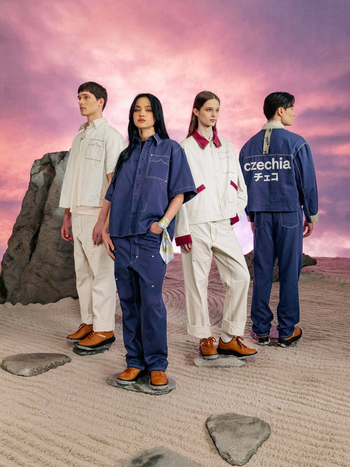 Kolekce inspirovaná japonským workwearem zahrnuje celkový set oblečení pro celý personál českého pavilonu na EXPO 2025 v Ósace. V těchto outfitech tak bude možné potkat hostesky, obsluhu restaurace a další zaměstnance, kteří v pavilonu pracují.