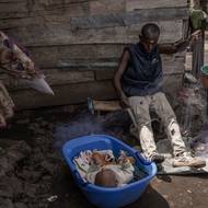 Znečištění plastovým odpadem a objev zásob metanu v jezerních sedimentech ohrožují budoucnost tohoto křehkého ekosystému.

(Emanuel Chabala (33), dohlíží na dvě ze svých pěti dětí při pletení sítí před svým domem, Goma, 17. dubna 2024.)