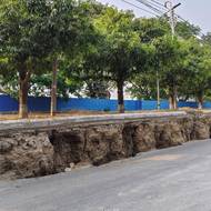 Do nejsilněji zasažených oblastí Myanmaru začaly o víkendu směřovat týmy záchranářů a humanitárních organizací, ale jejich úsilí komplikují poničené silnice, stržené mosty i další potíže spojené s občanskou válkou. (Trhlina v zemi podél silnice v Sagaingu, 28. března.)