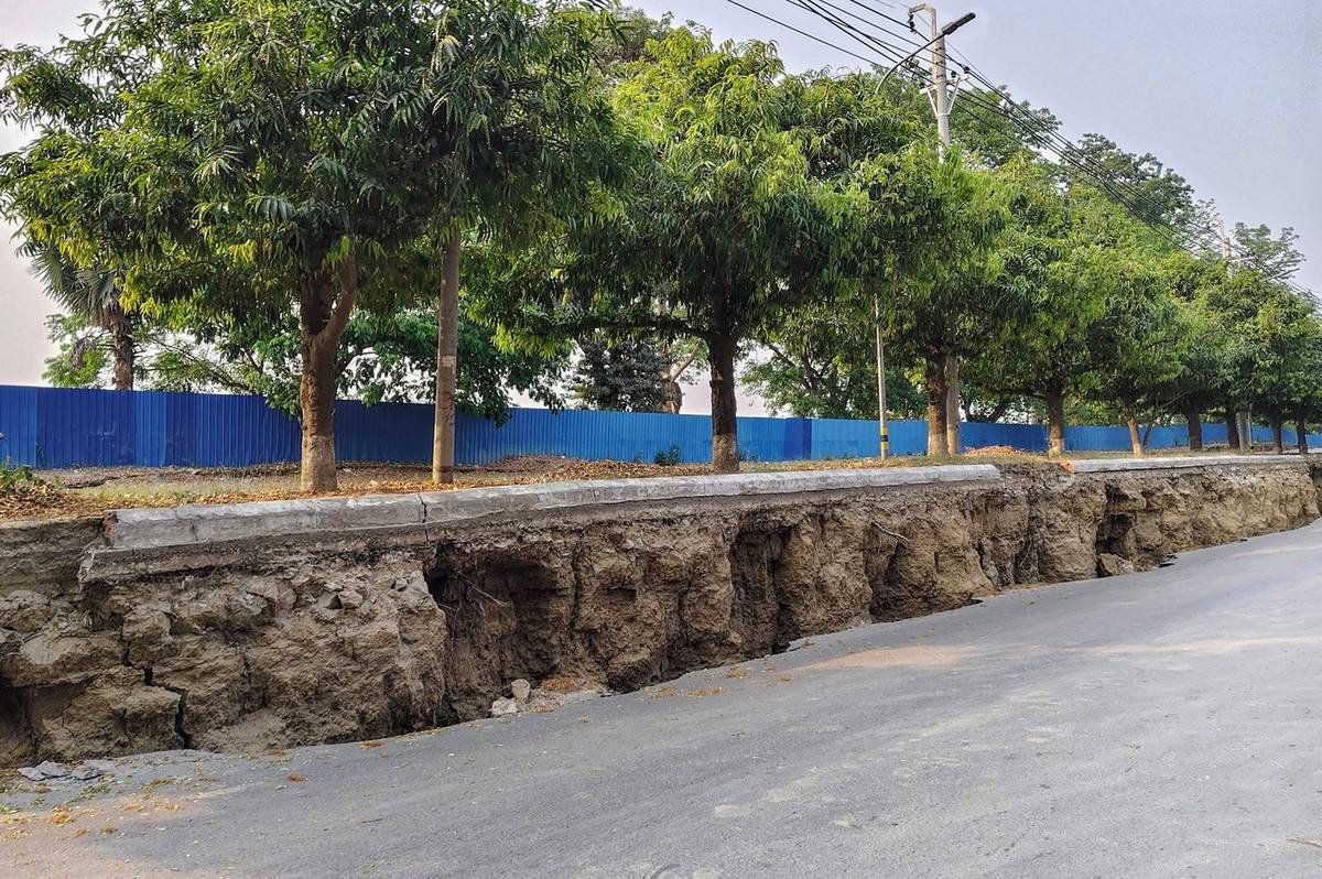 Do nejsilněji zasažených oblastí Myanmaru začaly o víkendu směřovat týmy záchranářů a humanitárních organizací, ale jejich úsilí komplikují poničené silnice, stržené mosty i další potíže spojené s občanskou válkou. (Trhlina v zemi podél silnice v Sagaingu, 28. března.)