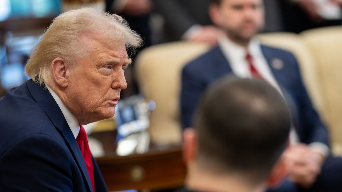 Trump pohrozil Rusku sankcemi: Hned sedněte k jednacímu stolu