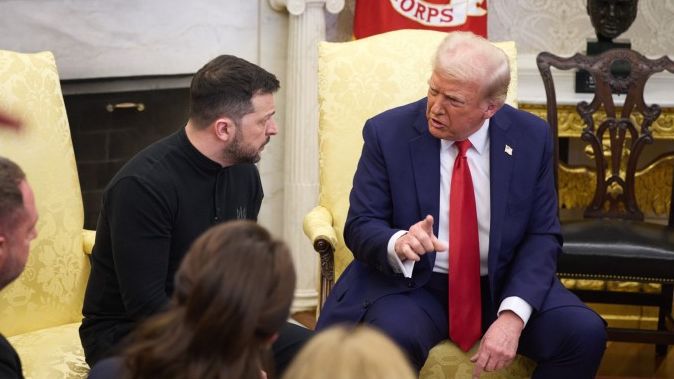 Trump a Zelenskyj se setkali na pohřbu papeže Františka