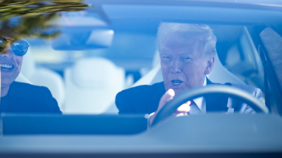 „Hloupě jsme obchodní válku začali.“ Politici o Trumpových clech na auta
