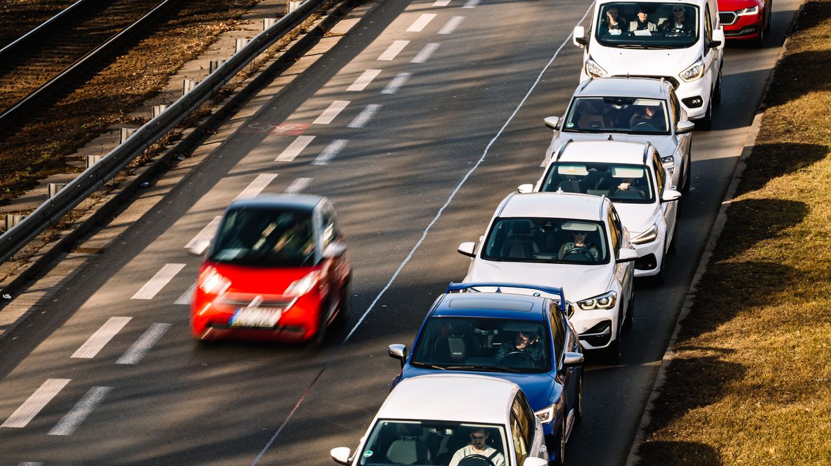 Prodej aut v EU v únoru klesl o 3,4 procenta, hlavně kvůli spalovacím vozům