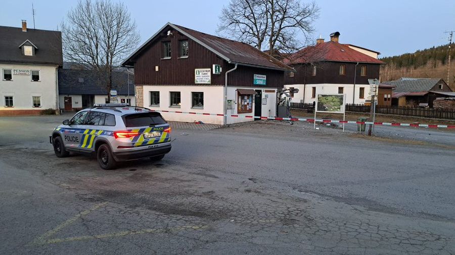 V Srní na Klatovsku vybuchl bankomat, policie po pachatelích pátrá