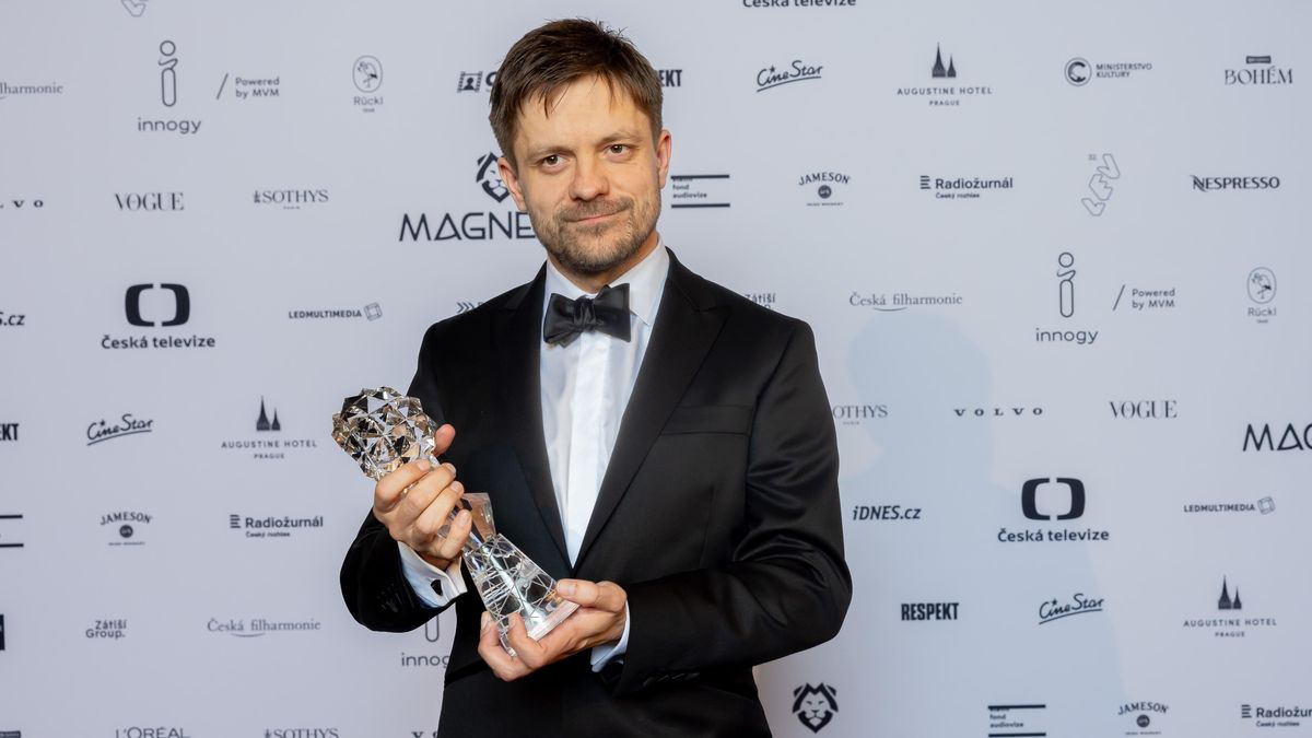 Mádl, Holubová a další herci kritizují propouštění Pauhofové a spol. na Slovensku