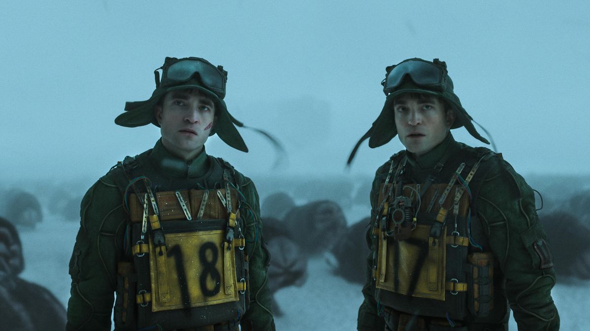 Hrdina pořád umírá a ožívá. Na nové sci-fi s Pattinsonem škatulky nesedí