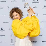 Zuzana Zlatohlávková z druhé řady seriálu Dobré ráno, Brno! přebrala Českého lva pro nejlepší herečku v hlavní roli v seriálovém díle. „Neumím být stručná. Předem poprosím režii, aby nepouštěla naší novou sovětskou, pardon, slovenskou hymnu,“ zavtipkovala prešovská rodačka s poukazem na nedávnou kauzu u sousedů.