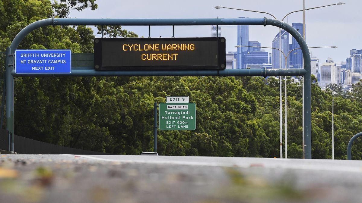 Východ Austrálie se chystá na příchod cyklonu Alfred, v Brisbane evakuují