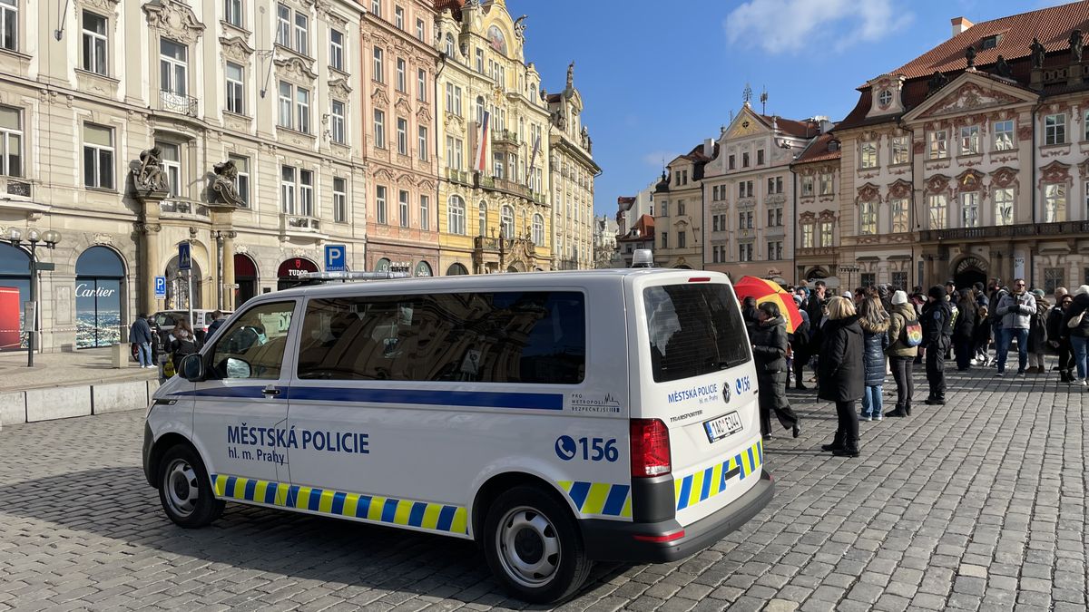 Deštníky schovali, podivný byznys jede dál navzdory vyhlášce