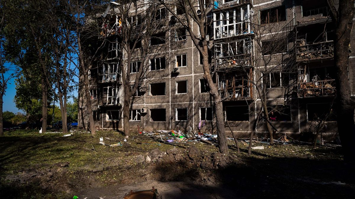Nejméně 11 lidí zemřelo po ruském útoku na ukrajinské město Dobropillja