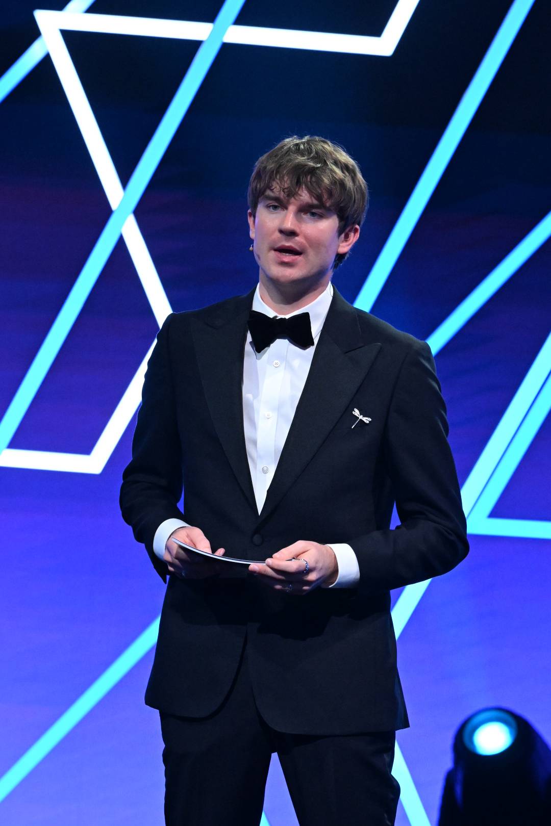 Předáváním cen Český lev v pražském Rudolfinu poprvé provázel youtuber Karel Kovář známý jako Kovy. Na úvod pohrozil, že kdo bude děkovat příliš dlouho, tomu producenti vypnou mikrofon. „Je to poslední šance. Pokud ani toto nevyjde, příští ročník bude moderovat Michaela Jílková,“ zažertoval.