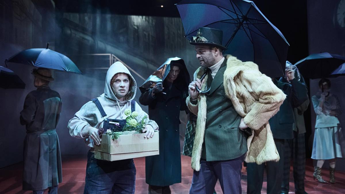 Na snímku z nové inscenace Pygmalionu, kterou nastudovalo Divadlo pod Palmovkou, je Pavla Gajdošíková jako Líza Doolittlová.
