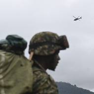 V oblastech, které dříve ovládala FARC, se po jejím zániku rozhořel boj různých ozbrojených skupin o ovládnutí území, kde se pěstuje koka, z níž se vyrábí kokain. Místní obyvatelé tiše vyjadřují znepokojení nad vládou i povstalci. 