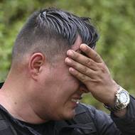 Reportéři agentury AFP byli 8. března na území EMC svědky toho, jak ozbrojenci odváděli pryč 28 zajatých policistů a jednoho vojáka. Vláda v Bogotě odsoudila „pokus o vraždu a následný únos 29 příslušníků bezpečnostních sil“. Na únosu se dle ní podíleli místní lidé, které ozbrojenci využili.

(Policista, kterého místní komunity propustily na cestě do El Plateado, 8. března 2025.)