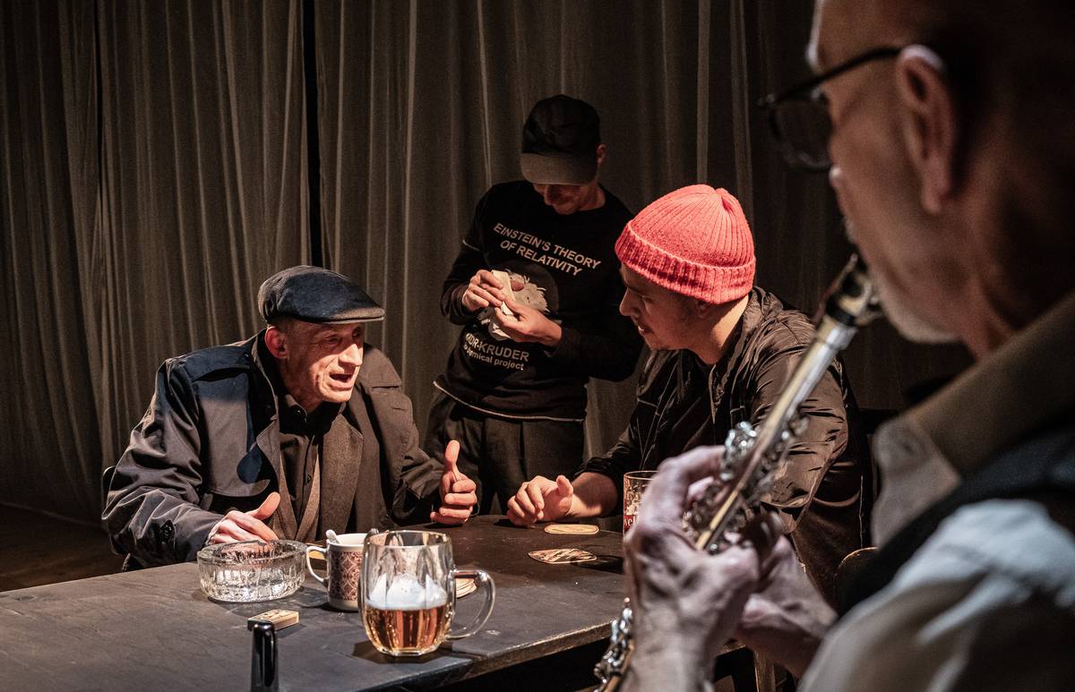 Na fotografii z inscenace Senzibil, kterou tuto sobotu uvede Divadlo Šumperk, jsou René Šmotek jako Rudy, Alexandr Stankuš coby Popescu, Filip Černý v roli Mirka a Tomáš Wurst jako Koflík.