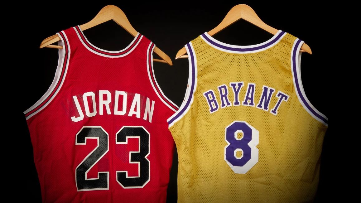 První dresy Michaela Jordana a Kobeho Bryanta v NBA mohou stát i půl miliardy
