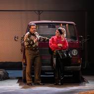 Na snímku z nové inscenace Manon Lescaut v pražské Státní opeře jsou Peter Berger jako Renato des Grieux a Petra Alvarez Šimková v roli Manon.