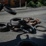 V zemi působí přibližně 300 zločineckých skupin, které ovládají území obývané 2,7 milionu Haiťanů. Násilí gangů, které dosahuje úrovně srovnatelné s válkou, zahrnuje vraždy, mizení, mučení, žhářství a systematické sexuální násilí, zejména na ženách a dětech. 

(Místní hází pneumatiky na těla lidí podezřelých ze členství v gangu, které zabila policie. Pétion-Ville, Port-au-Prince, Haiti, 19. listopadu 2024.)