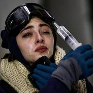 Protesty i přes tvrdý zásah pokračovaly. Vláda v té době přijala zákon kriminalizující i symbolické protestní akce, jako je například veřejné vylepování samolepek.

(Protestující si vyplachuje oči poté, co policie nasadila slzný plyn. 7. prosince 2024 v Tbilisi, Gruzie.)