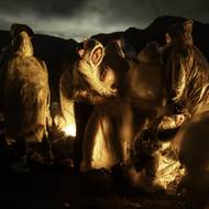 Kategorie Jednotlivá fotografie: John Moore (Getty Images).

Nepovolené přistěhovalectví z Číny do USA se v posledních letech dramaticky zvýšilo v důsledku řady faktorů. Lidé se navíc nechávají ovlivnit videonávody, jak se dostat přes hranice, které se objevují na čínských sociálních sítích. Tento nadpozemský a zároveň intimní obraz zobrazuje složitou realitu migrace na hranicích.

(Čínští migranti se po překročení americko-mexické hranice zahřívají během chladného deště. Campo, Kalifornie, 7. března 2024.)