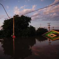 Odborníci varují, že podobné extrémně vzácné povětrnostní jevy, které se kdysi očekávaly jednou za 100 až 250 let, budou stále častější. 

(Zaplavený roh ulice v Canoas, Rio Grande do Sul, Brazílie, 5. května 2024.)
