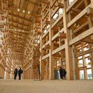 Konstrukce Grand Ringu, dřevěného prstence obepínajícího celý areál, od architekta Sou Fujimota. 