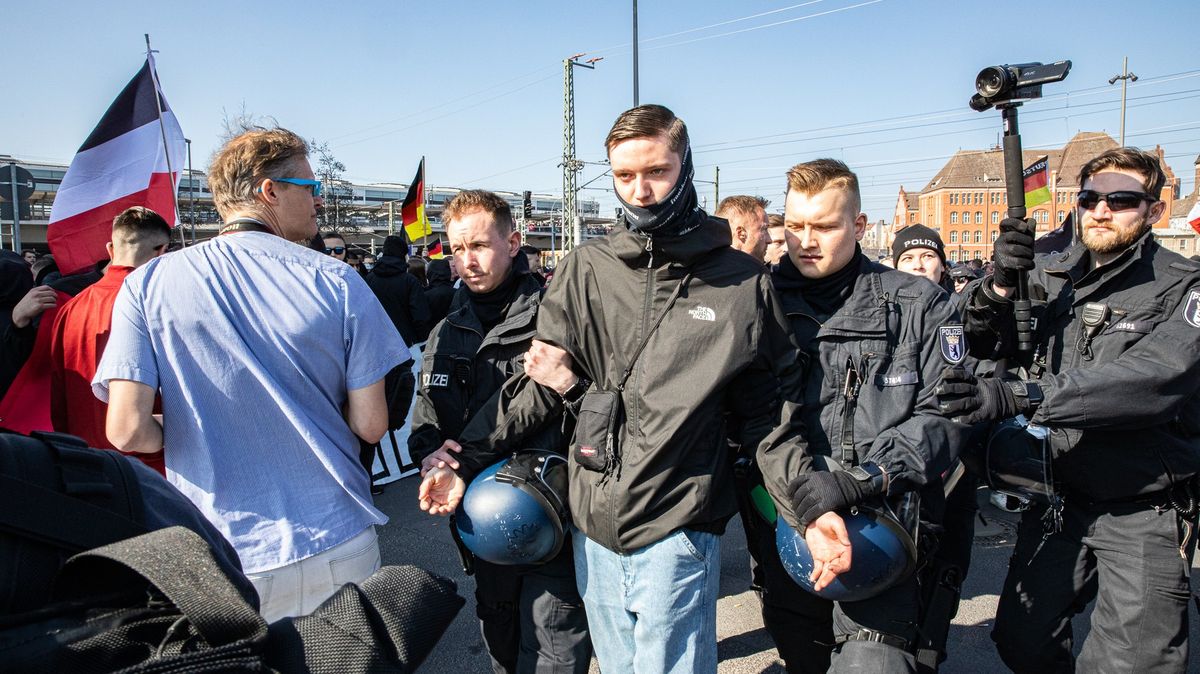 V Berlíně demonstrovali neonacisté, kvůli protestům akce skončila předčasně