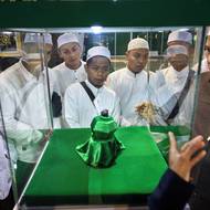 Turisté s úžasem obdivují malý černý kamínek. „To je kámen z pekla! Habešský král Abraha zaútočil na Ka’abu, a tak Bůh seslal na jeho armádu hejna ptáků Abábil, které na ně shazovaly kameny z pálené hlíny,“ vysvětluje průvodce Ahmad Saifudin.