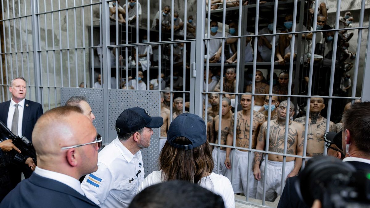 Fotky: Trumpova ministryně v „novém Alcatrazu“. Když odešla, vězni skandovali