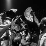 Kategorie Jednotlivá fotografie: Temiloluwa Johnson. 

Členové LGBTQI+ komunity v Nigérii čelí trestnímu stíhání, rozsáhlé společenské diskriminaci a fyzickému násilí. Jejich akce „Heavenly Bodies“ se proto musí konat na tajném místě.

(Účastníci akce „Heavenly Bodies“ oslavují vítězku soutěže „matka roku“. Lagos, Nigérie, 21. června 2024.)